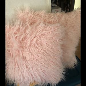 Set of 2 pink furry pillows